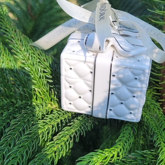 PANDORA 2016 CERAMIC CHRISTMAS GIFT BOX ORNAMENT - Picture 6 of 9